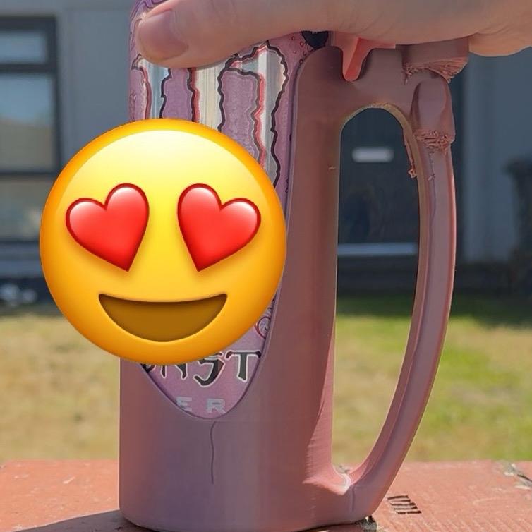 500ml can holder with lid and can opener perfect for anyone that don’t want to hold their cold wet cans and the can opener is a game changer especially for saving nails. This is in a beautiful silk rose gold