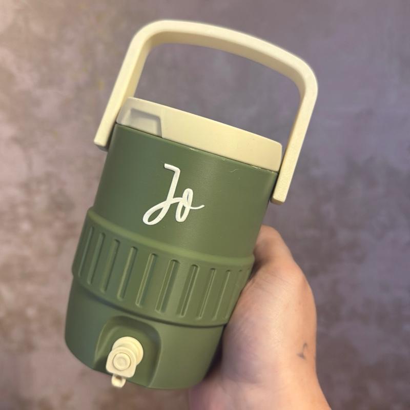 Personalised 90’s Themed Can Holder with Can Opener and Straw Topper in Vibrant Colours for Retro Fans. If you would like to add a name just leave a note at checkout or drop me a message
